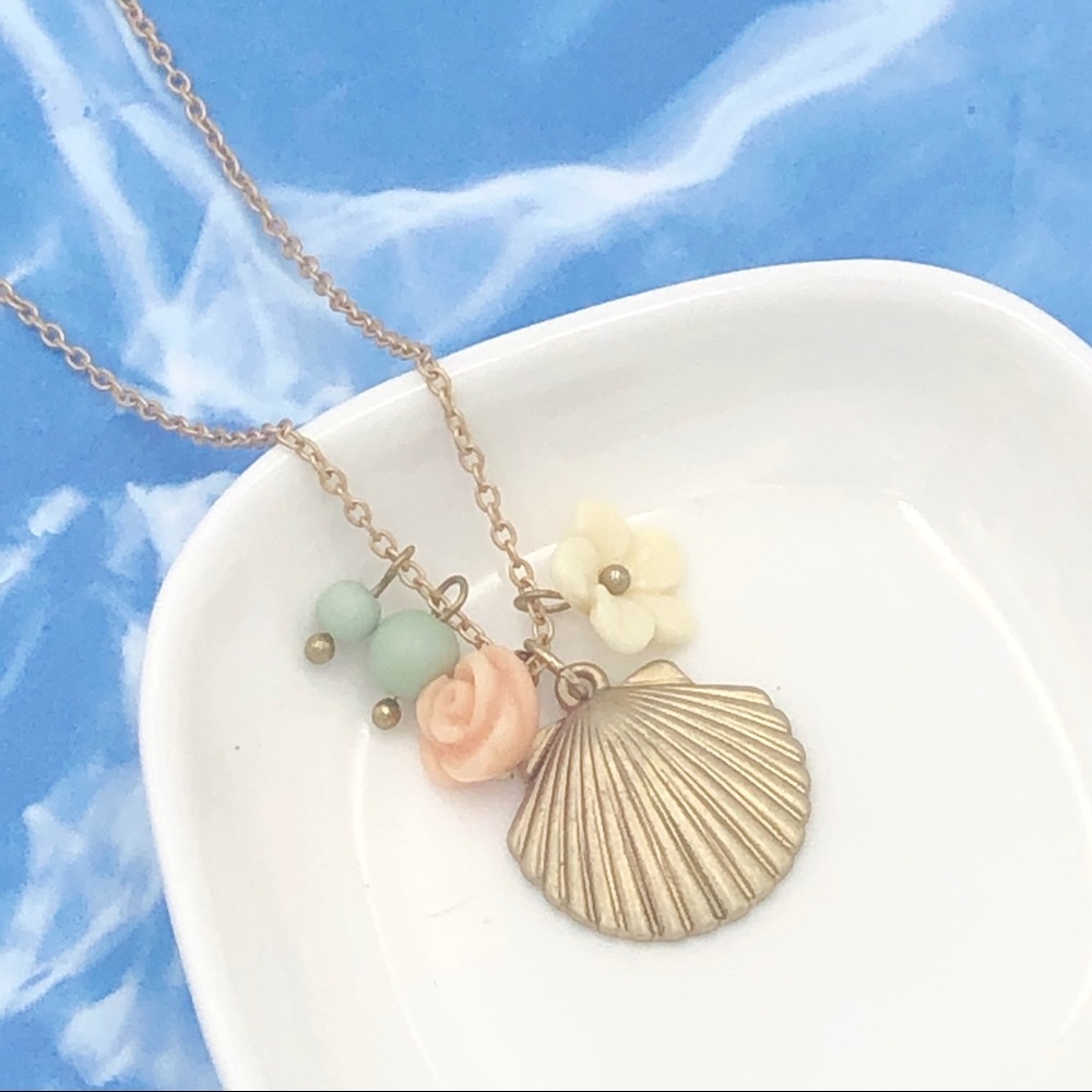 🌼 Clam Shell Dainty Gold Charm Necklace